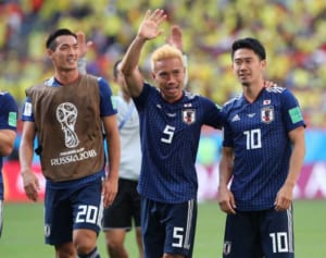 金髪スタイル話題の長友佑都を支えた槙野智章の名アシスト