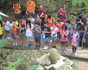 日米の子どもたち、一緒に誓った「平和」　キンザー小と浦添の学童クラブ　前田高地訪れ黙とう