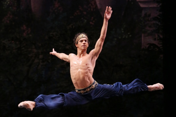 バレエ界イチの美脚 男性が復活 魅力満点のダンサーたち 女性自身