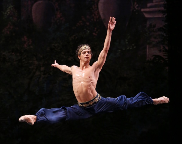 「バレエ界イチの美脚」男性が復活！魅力満点のダンサーたち