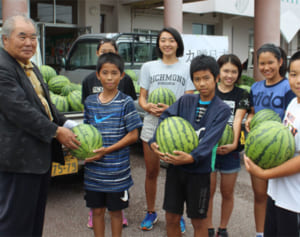 スイカ、1.5トン差し入れ　宜野座4小中　上門さん「勉強頑張って」