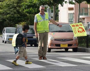 児童安全、海兵隊員も一役　北玉小で登校見守り　北谷