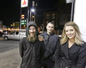 最後の20ドルで女性を助けたホームレス 寄付金詐取で訴える