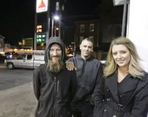 最後の20ドルで女性を助けたホームレス 寄付金詐取で訴える