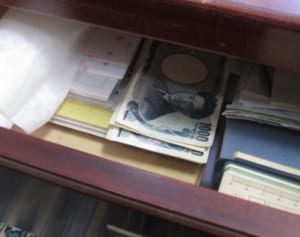 封筒に10万円…遺品整理業者が見た“忘れられた”へそくり達