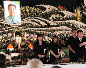 翁長さん告別式　信念の人に惜別　涙雨 参列者ぬらす　稲嶺元知事、県民団結訴え