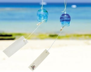 琉球ガラスとサンゴが奏でる「海風風鈴」の涼やかな音色