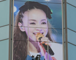 安室さんへ熱視線　新報本社　巨大スクリーン設置