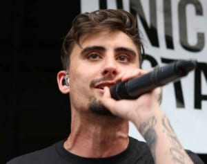 「ウイ・ケイム・アズ・ロマンス」のボーカル、28歳で死去