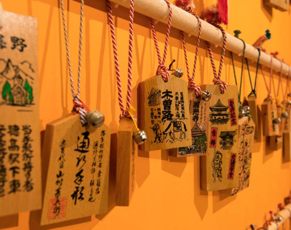 今も変わらない日本人の「おみやげを配る」という伝統