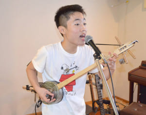 カンカラ三線 世界に　印鑰さん（16）、渡米ライブへ　活躍広げ、宮沢さんとも共演