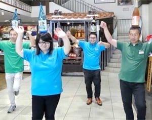 沖縄には社員全員が泡盛の一升瓶を頭に載せて踊れる会社がある