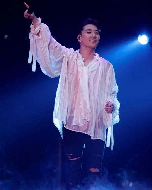 V.I（BIGBANG）初ソロツアーが開幕！“マイブーム”ラップも披露 | 女性自身