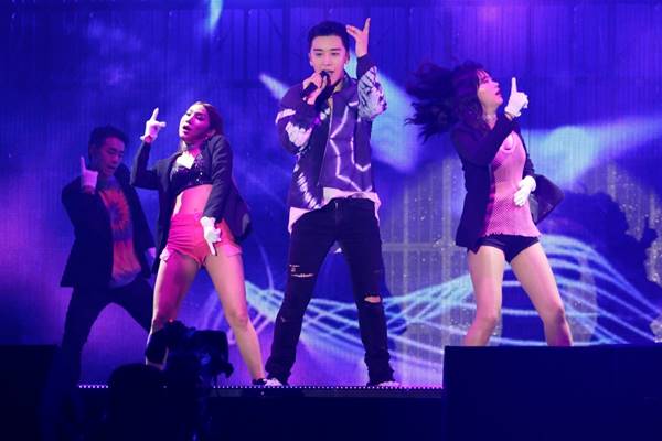 V I Bigbang 初ソロツアーが開幕 マイブーム ラップも披露 女性自身