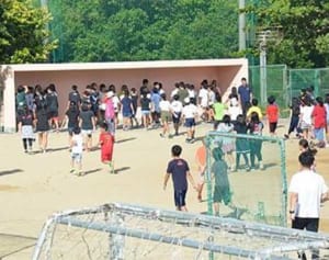 避難所完成後初めて訓練　普天間第二小の窓落下事故　全児童が参加し、避難の行動順序確認