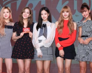 BLACKPINK 藤田ニコルにダンス伝授！ケーキには満面の笑みも