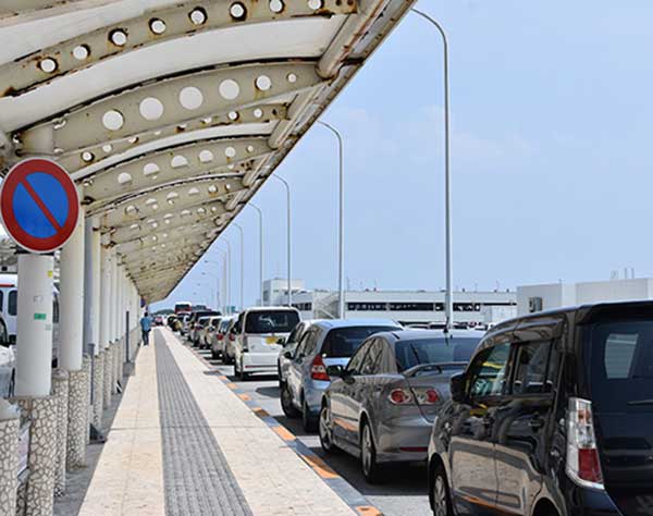 那覇空港で違法駐車横行　禁止域でレンタカー配車　周辺渋滞の一因