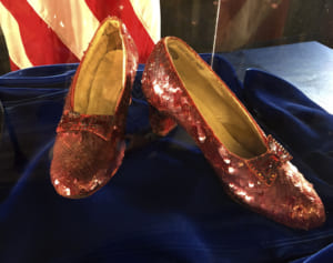 盗まれた『オズの魔法使』のルビーの靴、13年ぶりにFBIが発見