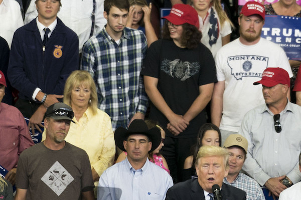 トランプ大統領の背後で変顔する少年がネットで大人気