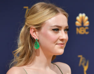 ダコタ・ファニング エミー賞に175カラットの巨大エメラルド！