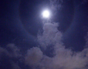 沖縄本島で月のリング輝く　