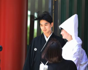 【結婚記念日】松田翔太　紋付き袴で万感の結婚式、誕生日に手つなぎ帰宅…目撃してきた妻・秋元梢との愛の絆