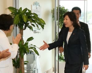 野田聖子大臣が“女性が辞めない病院”視察、現場の熱意に感銘