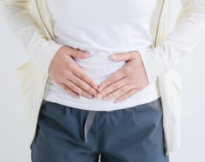 残暑の季節に要注意！お通じあってもお腹が張る「停滞腸」