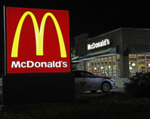 米マクドナルドに銃撃犯、子連れの父が反撃し被害防ぐ