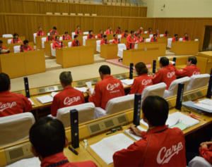 ぜひ、日本シリーズへ　議場がカープ一色に　キャンプ地の沖縄市議会　全議員、執行部がウインドブレーカーで出席