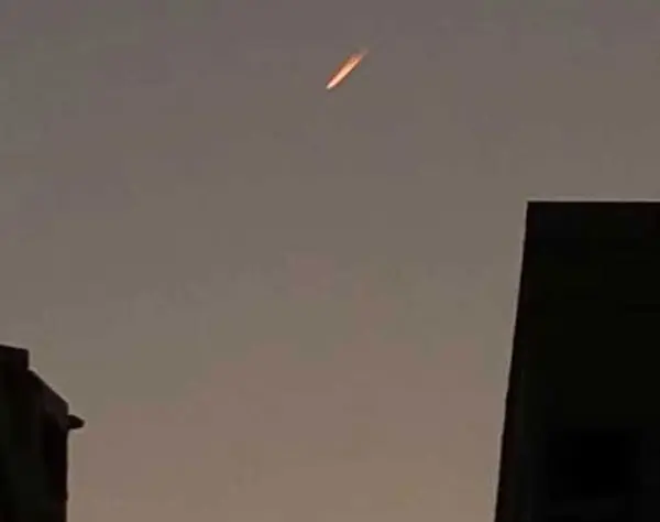 隕石？火球？　沖縄本島上空 赤い物体目撃相次ぐ　実は飛行機雲