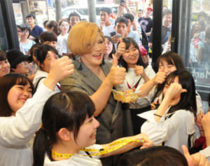 どんだけー懐かしい味　IKKOさんが沖縄県内ファミマで商品PR