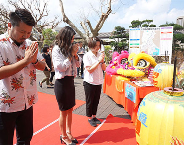 “アジア最強の神”「月下老人」沖縄市に　良縁つかんで　台湾の結婚儀式も披露