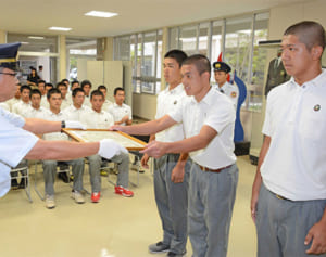 お手柄球児に感謝状　消火協力の沖工生、笑顔