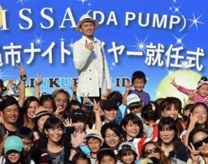 ISSAさんが沖縄市の「夜の市長」に「安全で楽しい」と夜の市観光をPR