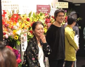 小泉今日子 豊原功補の隣に…不倫公表後初の堂々2ショット姿