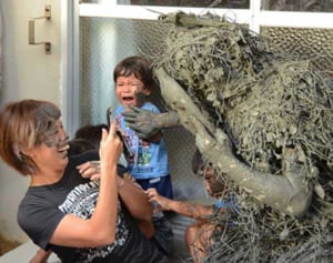 泥塗りつけ厄払い　宮古　島尻でパーントゥプナハ