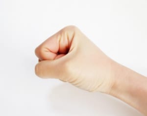 机の下に手を隠す人は…あなたの印象を決める「嫌われる仕草」