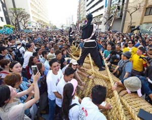 那覇大綱挽　観光客、沖縄県民が一体感　「声かれるほど頑張った」　