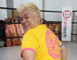 “ミスター女子プロ”神取忍が伝授「テニスボールで腰痛解消」