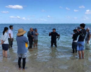 村民ら藻場を観察　今帰仁、不発弾発見現場近く