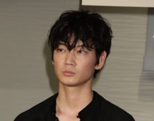 綾野剛がギタリスト再デビュー！幻の音源復活にファン悶絶