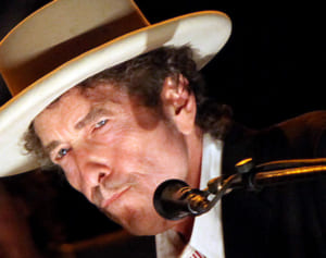 ボブ・ディラン、トークショーに出演するも一言も喋らず