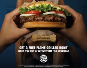 愛犬と一緒にワッパーを！　米バーガーキングがおやつサービス開始