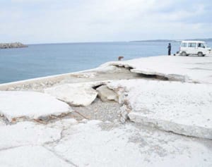 辺野古土砂搬出　防衛相が誤認発言「県指導で本部港使えず」県、町が否定