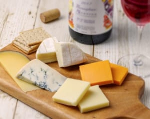 冷え性対策に！晩酌には「赤ワイン＆チーズ」のコンビで