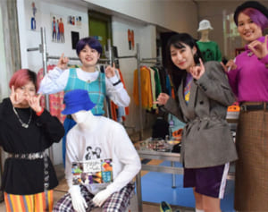 服飾店の仕事、学生が体験　沖縄市一番街・空き店舗　IDAが卒業企画