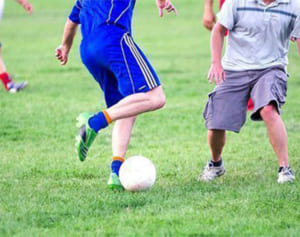 サッカーチームの監督が小学生2人の頭を蹴り傷害疑いで書類送検