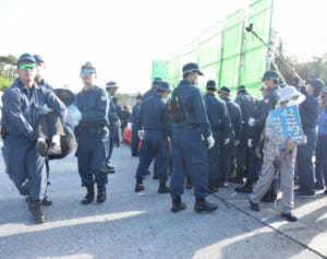 「沖縄の未来を破壊するな」辺野古ゲート前で市民ら抗議　16日の再開以降、連日100台が資材搬入