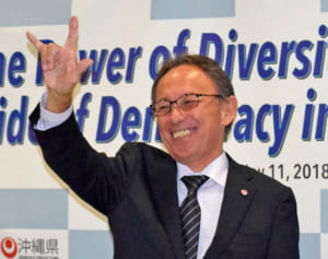玉城知事、ラジオDJ再び？　県庁内放送で“番組”